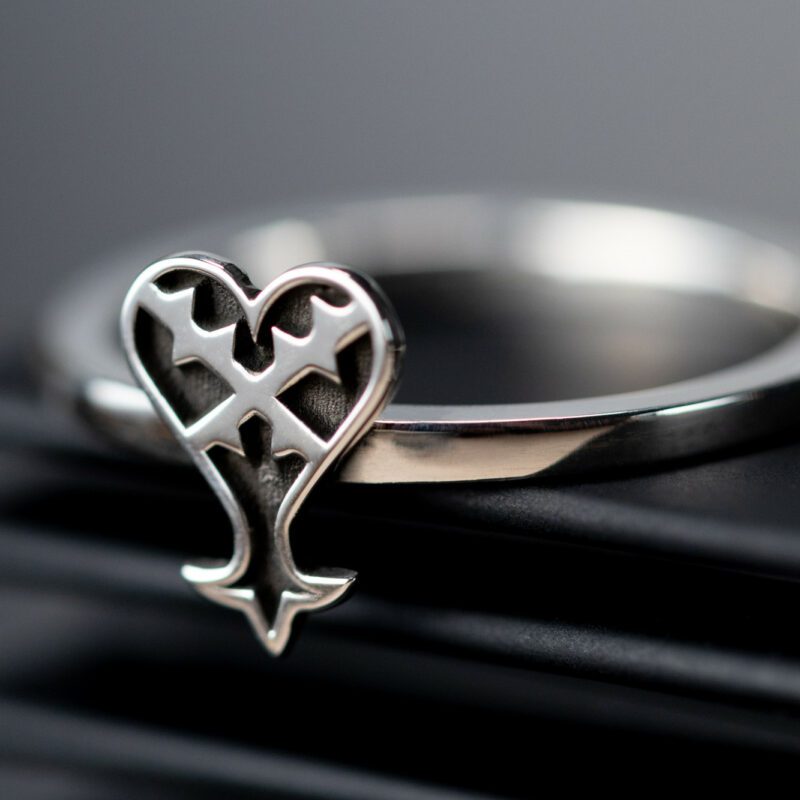 Anillo con el símbolo de un corazón invertido hecho a mano en plata de ley.
