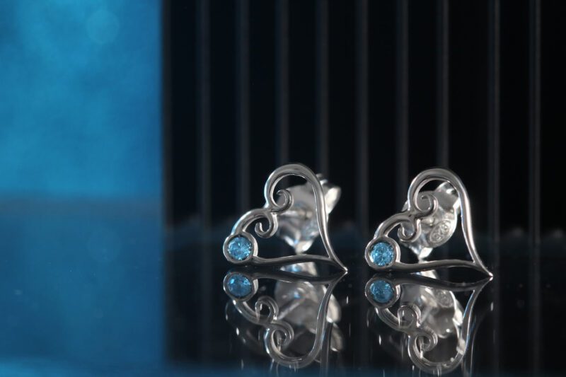 Pendientes en forma de corazón con una aguamarina