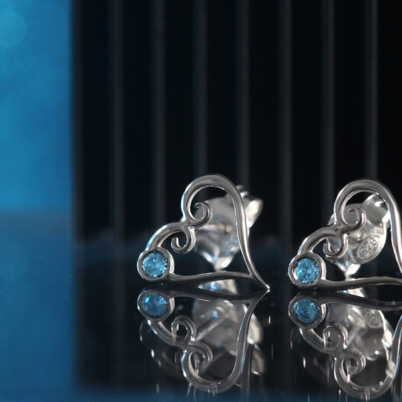 Pendientes en forma de corazón con una aguamarina