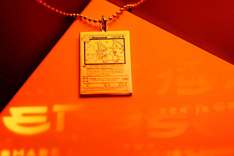 Placa de plata con el grabado de una carta valiosa