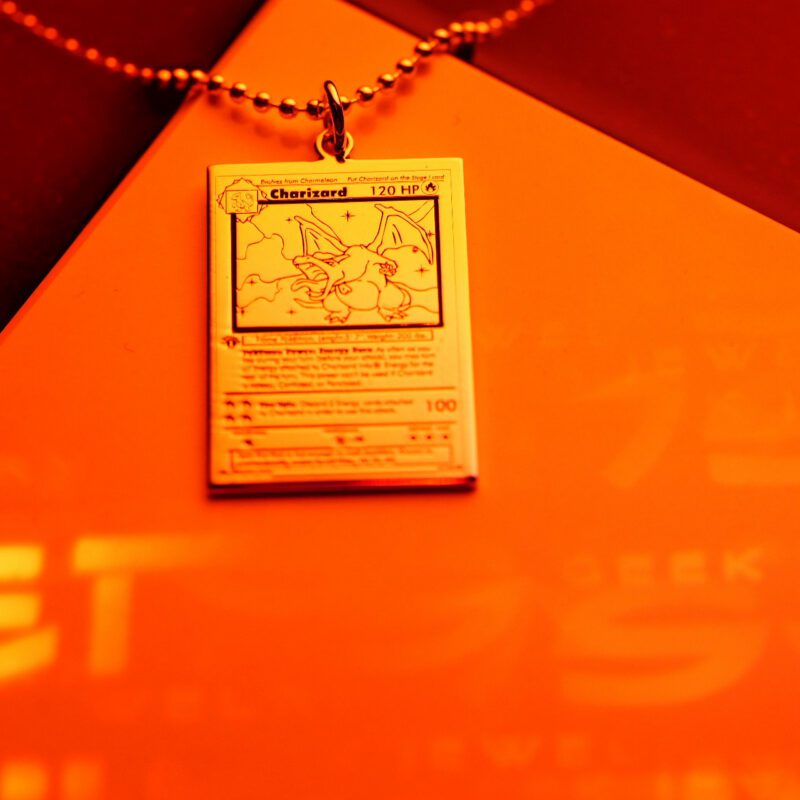 Placa de plata con el grabado de una carta valiosa