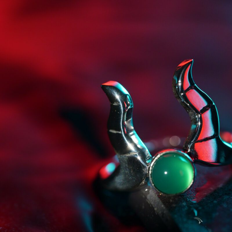 Anillo en plata de ley con crisoprasa natural en el centro