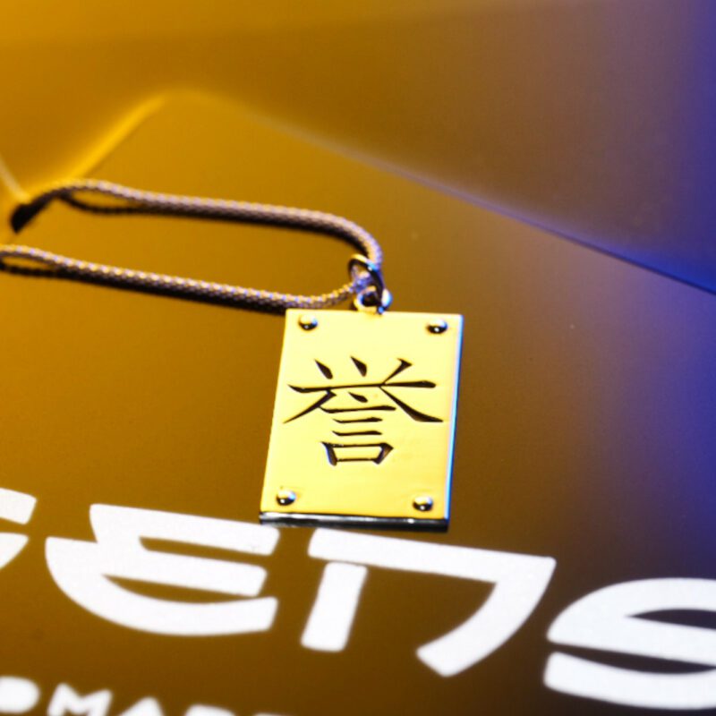 Colgante en forma de palca con el kanji honor grabado