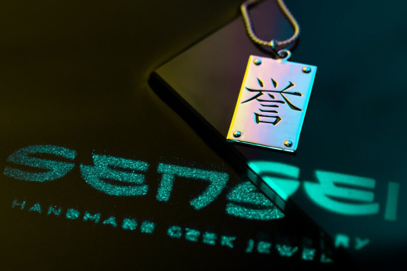 Colgante en forma de palca con el kanji honor grabado