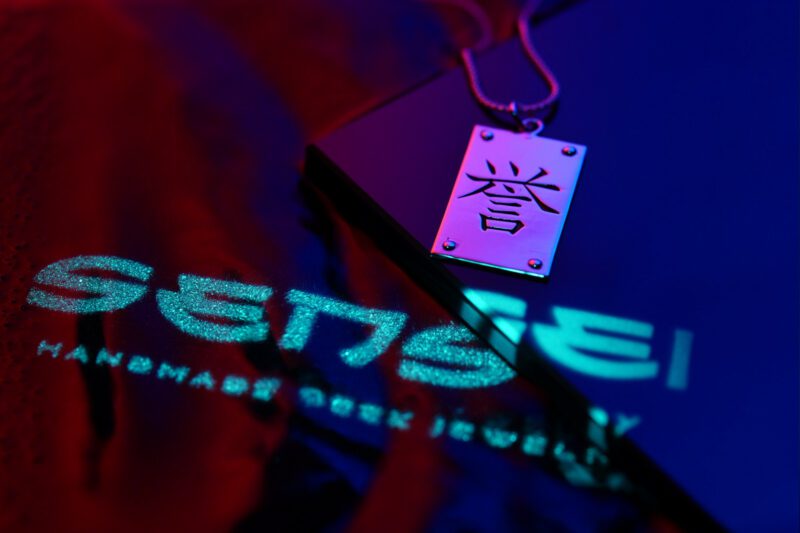 Colgante en forma de palca con el kanji honor grabado