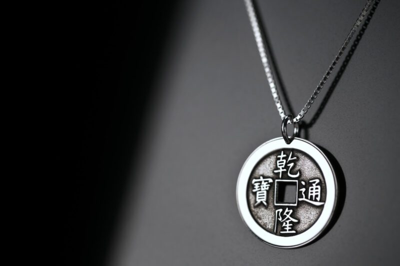 Colgante con la moneda del I Ching en plata de ley