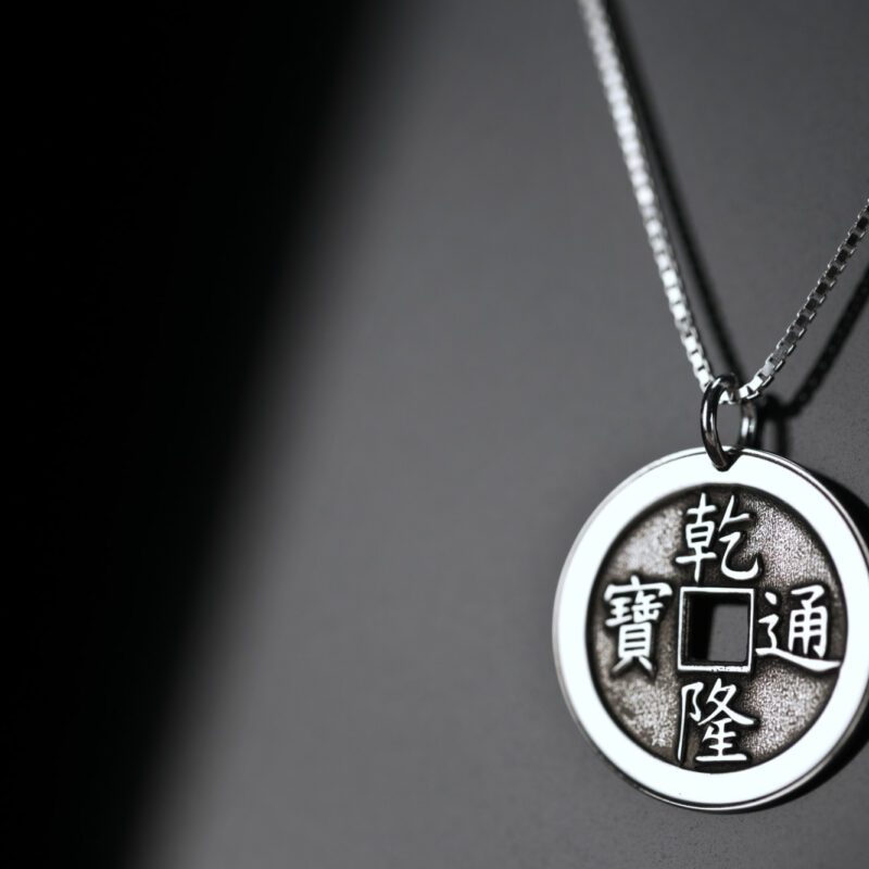 Colgante con la moneda del I Ching en plata de ley