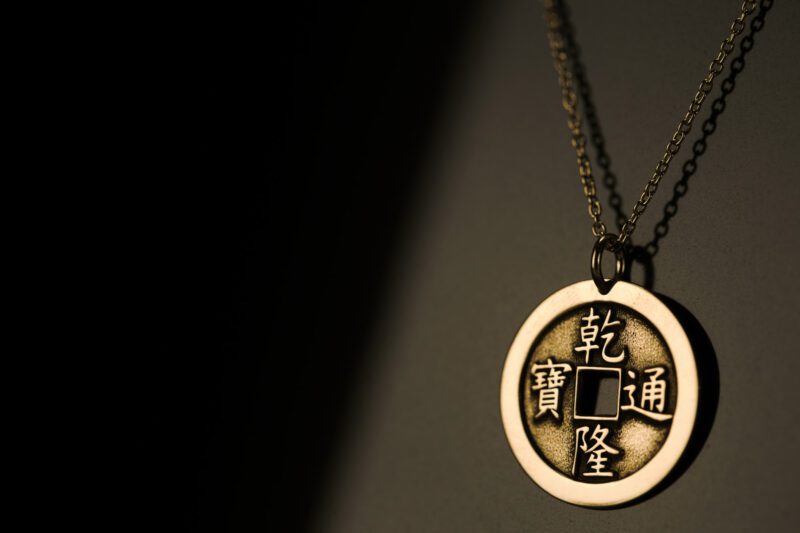 Colgante con la moneda del I Ching en plata de ley con baño de oro