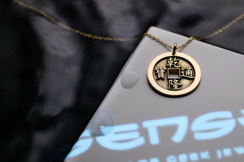 Colgante con la moneda del I Ching en plata de ley con baño de oro