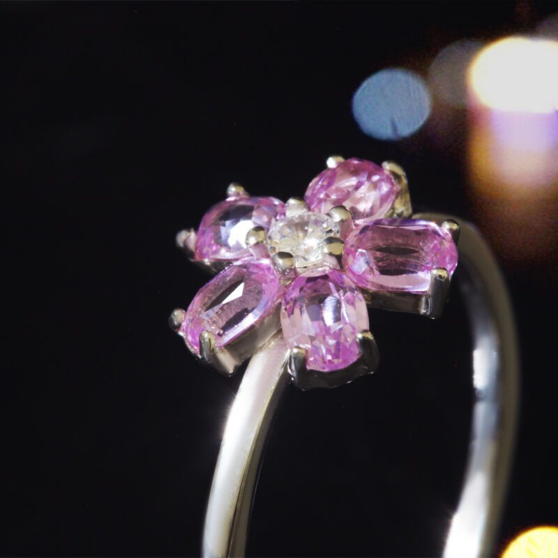 Anillo con una flor de sakura hecho a mano