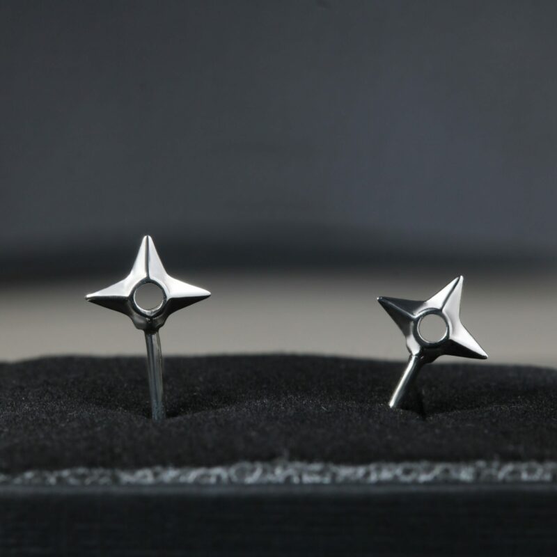 Pendientes en forma de shuriken hechos en plata de ley.