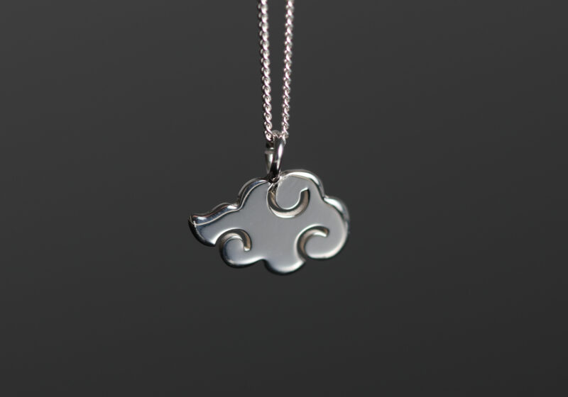 Colgante plata de ley nube roja símbolo friki