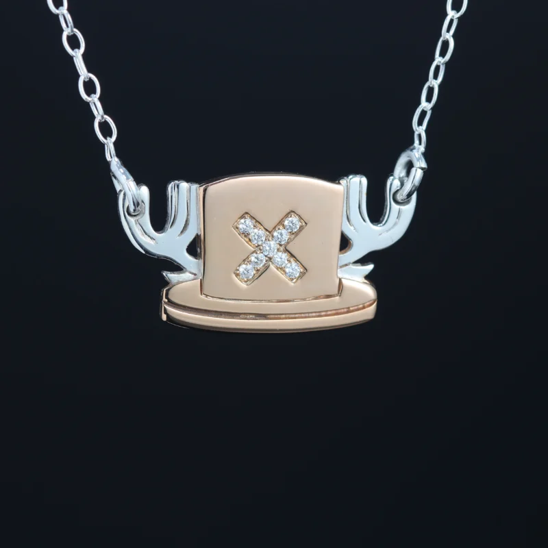 Colgante inspirado en manga y anime hecho en plata de ley con baño de oro rosa