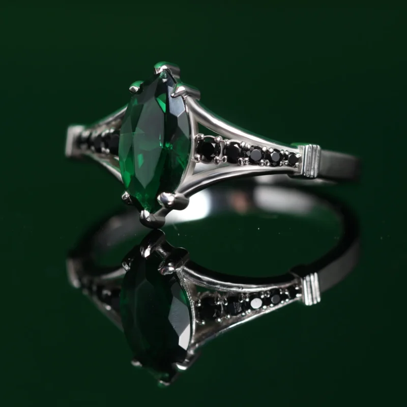Anillo en plata de ley con esmeralda inspirado en Elphaba de Wicked